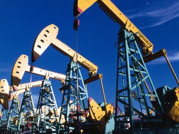 Нефть: предложение превышает спрос